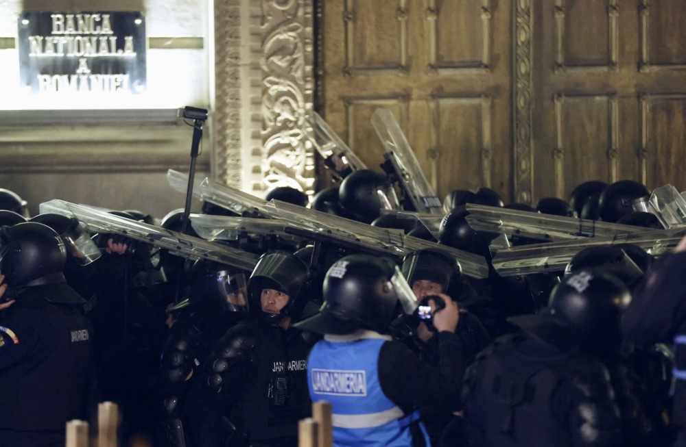 В Румынии протесты из-за Джорджеску: есть раненые, разбиты витрины, вспыхнули пожары