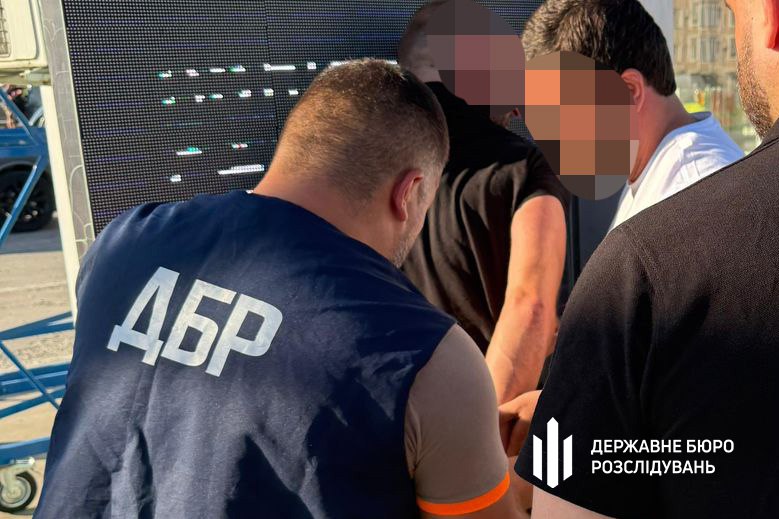 На Закарпатье правоохранитель незаконно вывозил мужчин в Словакию – ГБР