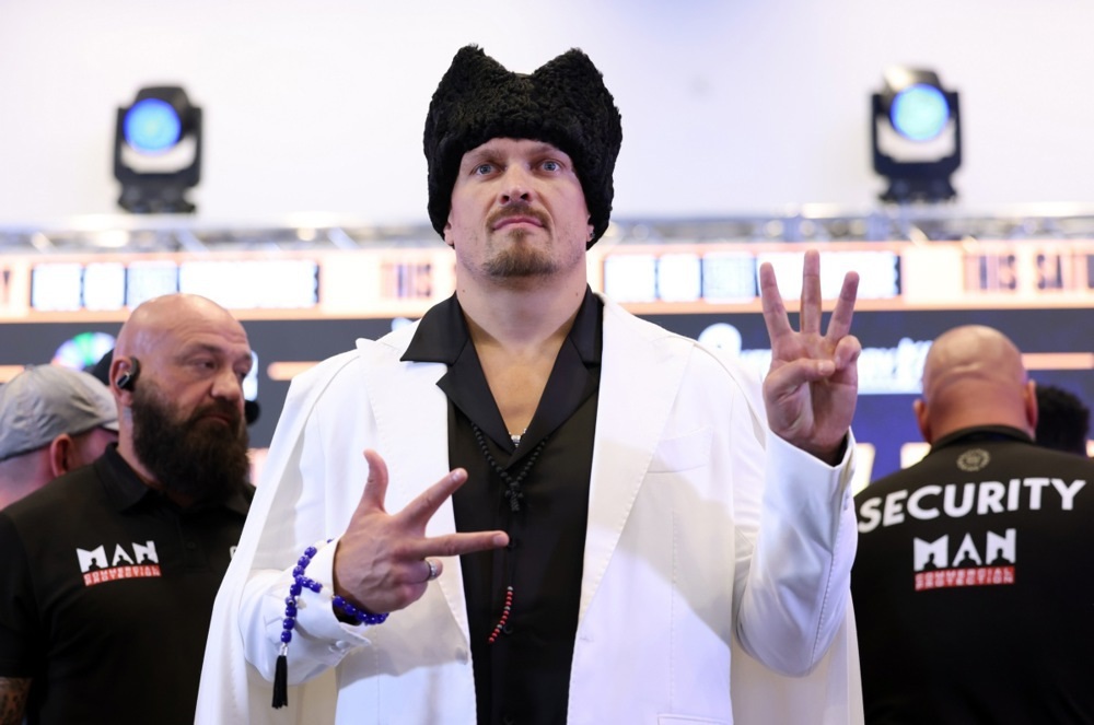 Усик відмовився від усіх чемпіонських поясів. Але анонсував “last dance”
